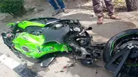 Hantam Lubang, Kawasaki ZX10R Terbelah Dua