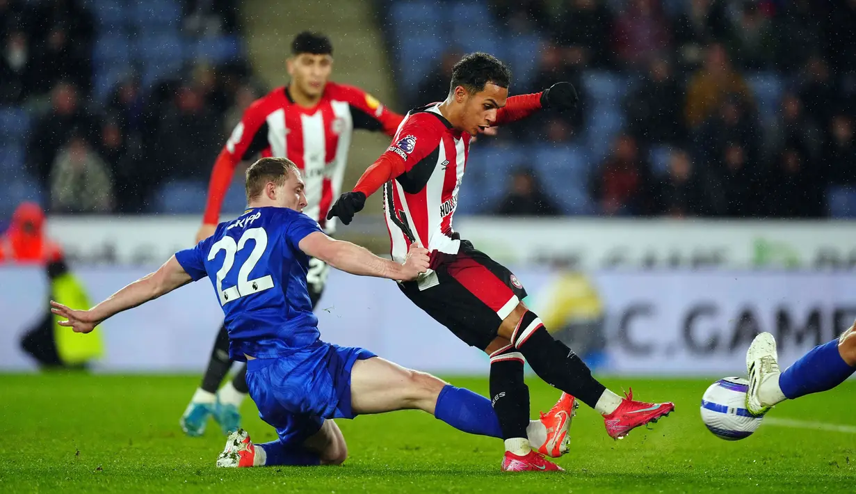 Kemenangan telak 4-0 Brentford dipastikan oleh gol-gol Yoanne Wissa (17'), Bryan Mbeumo (27'), Chrstian Norgaard (32'), dan Fabio Carvalho (89'). (Mike Egerton/PA via AP)