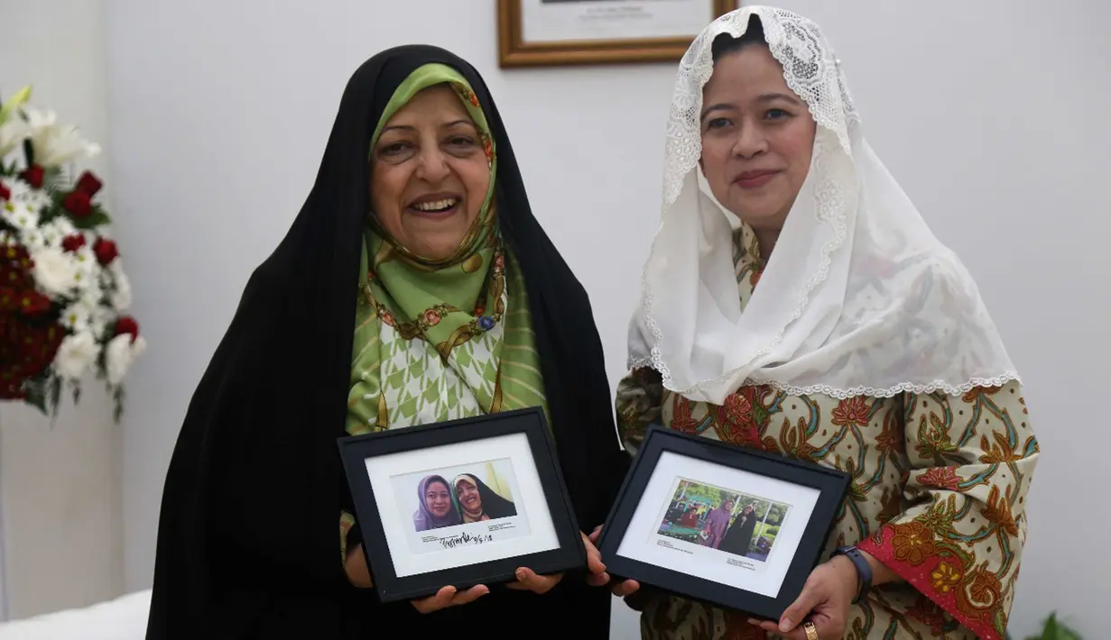 Menteri Koordinator bidang Pembangunan Manusia dan Kebudayaan (PMK) Puan Maharani menerima kunjungan kerja Wakil Presiden Iran bidang Wanita dan Urusan Keluarga, Masuomeh Ebtekar di kantor Kemenko PMK, Rabu (2/5). (Liputan6.com/HO/Humas Kemenko PMK)