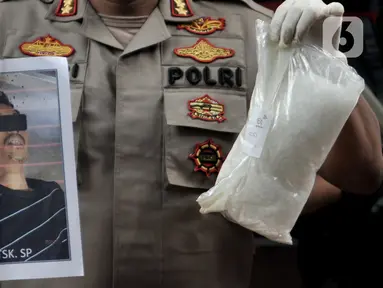 Polisi menunjukkan barang bukti sabu dan foto salah satu tersangka yang tewas saat rilis kasus narkoba di Mapolda Metro Jaya, Jakarta, Senin (20/1/2020). Dalam kasus ini polisi mengamankan barang bukti sabu seberat 2 kilogram. (merdeka.com/Iqbal S. Nugroho)