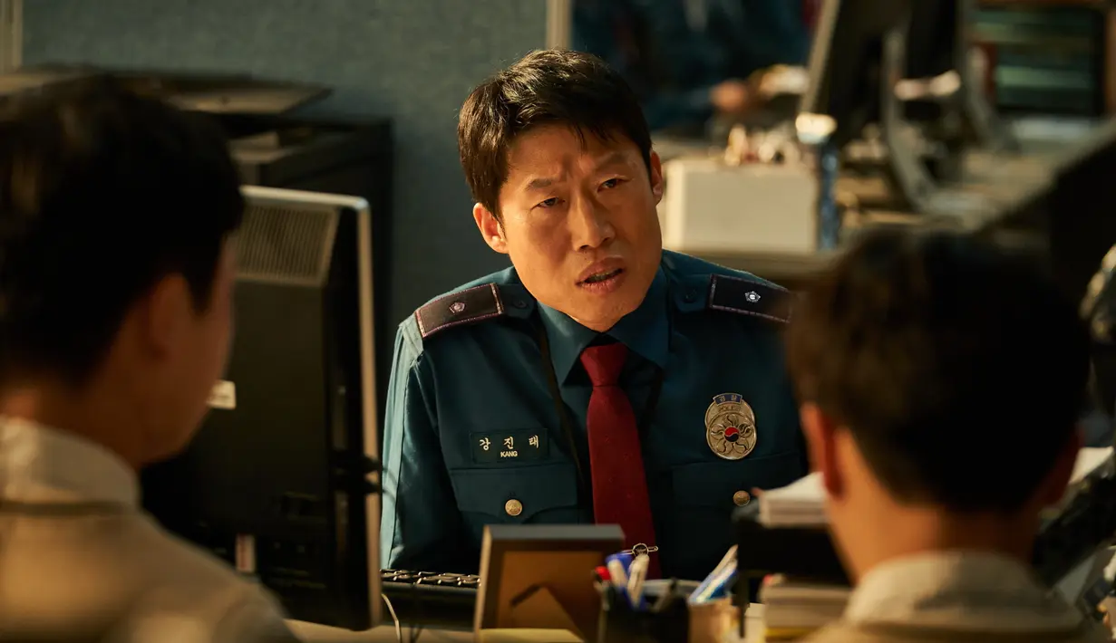 Yoo Hae Jin yang memerankan Kang Jin Tae kembali dipasangkan sebagai partner Hyun Bin. Kali ini, Kang Jin Tae bersedia bekerja sama lagi dengan Rim Chul Ryung setelah ia keliru dimasukkan ke Departemen Kejahatan Saiber. (Foto: JK Film/ CJ Entertainment via Soompi)