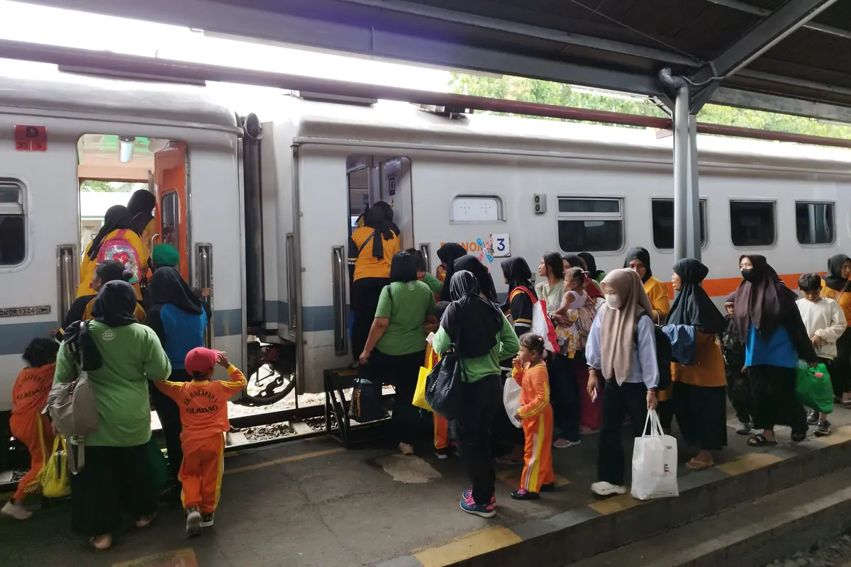 Penumpang Kereta Api Pandanwangi tujuan  Banyuwangi bersiap naik ke atas kereta  di Staisun Jember (Istimewa)