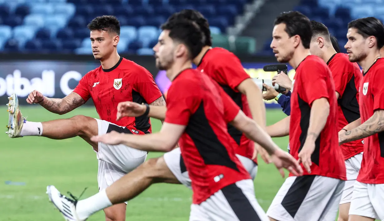 Namun, dari 29 pemain ini akan dipilih hanya 23 pemain untuk pertandingan lawan Socceroos minus Ragnar Oratmangoen dan Justin Hubner yang mesti absen karena sanksi akumulasi kartu. (DAVID GRAY/AFP)