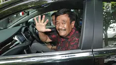 Gubernur DKI Jakarta Djarot Saiful Hidayat usai mengunjungi kediaman Megawati di Jalan Teuku Umar, Jakarta, Sabtu (14/10). PDI Perjuangan melakukan pertemuan tertutup membahas Pilkada Jawa Timur 2018. (Liputan6.com/Herman Zakharia)