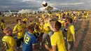 Sejumlah suporter Swedia bergembira bermain bola di sekitar Pantai Sochi, Jumat (22/6/2018). Para suporter bersiap untuk menyaksikan laga Piala Dunia 2018 antara Swedia melawan Jerman. (AFP/Adrian Dennis)