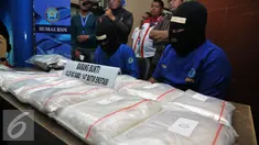 Badan Narkotika Nasional (BNN) menggelar barang bukti dan tersangka penyelundupan narkotika asal Malaysia, Jakarta, Rabu (17/6/2015). BNN mengamankan dua tersangka beserta barang bukti 10.293,96 sabu dan 147 butir ekstasi. (Liputan6.com/Johan Tallo)
