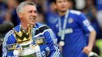 Carlo Ancelotti mempersembahkan gelar Premier League 2009-2010 untuk Chelsea. (AFP/Adrian Dennis)