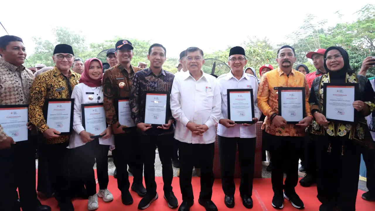 Jusuf Kalla Beri Penghargaan ke Kepala Daerah Peduli PMI. (Selasa, 24/09/2024). (Pemkab Serang).