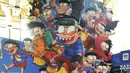 Pengunjung foto di dekat intalasi pameran karakter Juki  di Sarinah Jakarta Jumat (10/6/2022). Pameran digital painting bertajuk "Si Juki In  Painting Universe" merupakan eksperimen Faza dalam mengeksplorasi seni Digital Painting dan apresiasi terhadap karya-karya seni rupa yang melegenda. (merdeka.com/Imam Buhori)