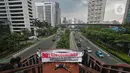 Sejumlah aktivis yang tergabung dalam Extintion Rebellion (XR) dan Walhi Jakarta melakukan aksi di JPO Pinisi, Jalan Jenderal Sudirman, Jakarta, Senin (14/11/2022). Aksi tersebut dilakukan untuk menyerukan kepada para pemimpin agar menghentikan “pencucian hijau” dan praktik ekonomi “business-as-usual” yang secara sistematis memperburuk krisis iklim dan mendorong umat manusia pada kehancuran ekologis & kepunahan massal. Negara-negara G20 turut menyumbang atas 80 persen emisi karbon dunia dan 60 persen populasi penduduk bumi. (Liputan6.com/Angga Yuniar)