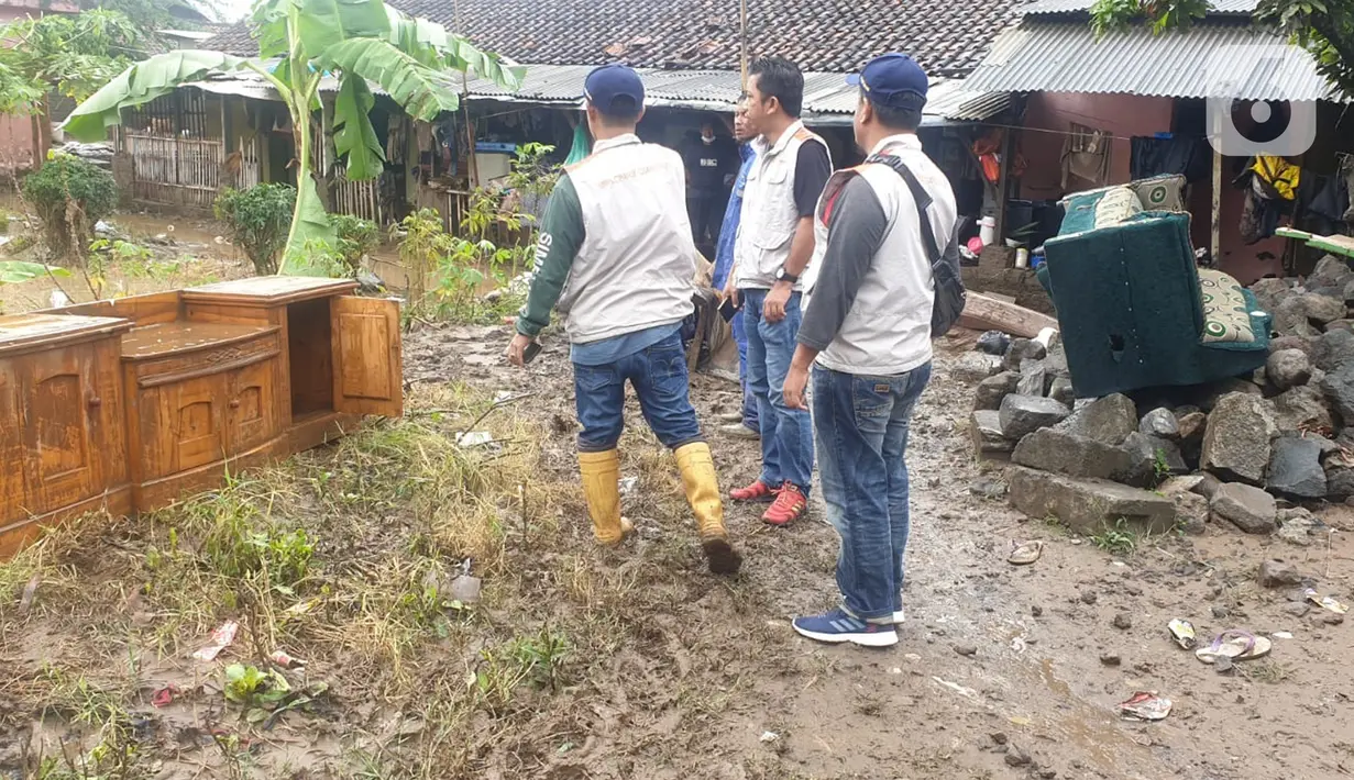 <p>Sejumlah orang memeriksa kondisi pasca banjir bandang Garut di kawasan Cimacan, Desa Jayaraga, Kecamatan Tarogong Kidul, Sabtu (16/7/2022). Pemda Garut, Jawa Barat menyatakan status darurat banjir setelah 8 kecamatan di wilayah tersebut terendam banjir usai Sungai Cimanuk dan beberapa anak sungainya meluap. (Liputan6.com/Jayadi Supriadin)</p>