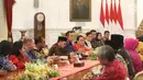 Asosiasi pengusaha mikro, kecil dan menengah saat bertemu Presiden Joko Widodo di Istana Merdeka, Jakarta, Selasa (18/6/2019). Berbagai peluang yang ada harus digunakan sebaik-baiknya, baik di usaha jasa, perdagangan, industri kecil, maupun industri menengah. (Liputan6.com/Angga Yuniar)