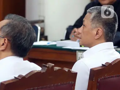 Terdakwa kasus merintangi penyidikan atau obstruction of justice pembunuhan berencana terhadap Brigadir Nopriansyah Yosua Hutabarat (Brigadir J), Hendra Kurniawan (kanan) dan Agus Nurpatria (kiri) menjalani sidang lanjutan di Pengadilan Negeri Jakarta Selatan, Kamis (3/11/2022). Sidang tersebut beragenda mendengarkan keterangan delapan orang saksi yang dihadirkan jaksa penuntut umum (JPU), salah satunya teknisi CCTV. (Liputan6.com/Herman Zakharia)