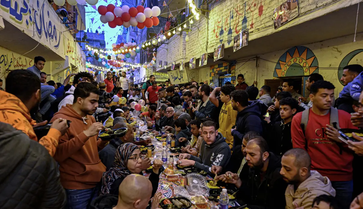 Tradisi ini mencerminkan semangat solidaritas dan kebersamaan sesama muslim. (Khaled DESOUKI/AFP)