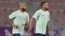Penyerang Brasil Neymar dan rekan setimnya Dani Alves menghadiri sesi latihan jelang menghadapi Timnas Serbia di stadion Grand Hamad, di Doha, Qatar, Rabu (23/11/2022). Tim Samba konon akan tampil habis-habisan di lini serang demi memetik kemenangan pertama di ajang Piala Dunia 2022 . (AP Photo/Andre Penner)
