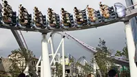 Orang-orang menikmati perjalanan roller coaster baru "Hollywood Dream the Ride" yang melintasi taman hiburan Hollywood Universal Studios Jepang di Osaka, Jepang bagian barat selama pratinjau pers 8 Maret 2007.&nbsp;&nbsp;(Yoshikazu TSUNO/AFP)