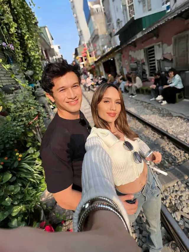 8 Potret Liburan Cinta Laura di Vietnam, Pamer Kemesraan dengan Arya Vasco