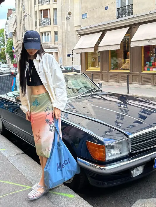 Di tengah kabar pencapaiannya ini, Lisa BLACKPINK secara kebetulan unggah outfit dengan harga selangit. Seolah menjadi sebuah selebrasi, kita intip yuk outfit kasual yang ternyata mahal [@lalalalisa_m]