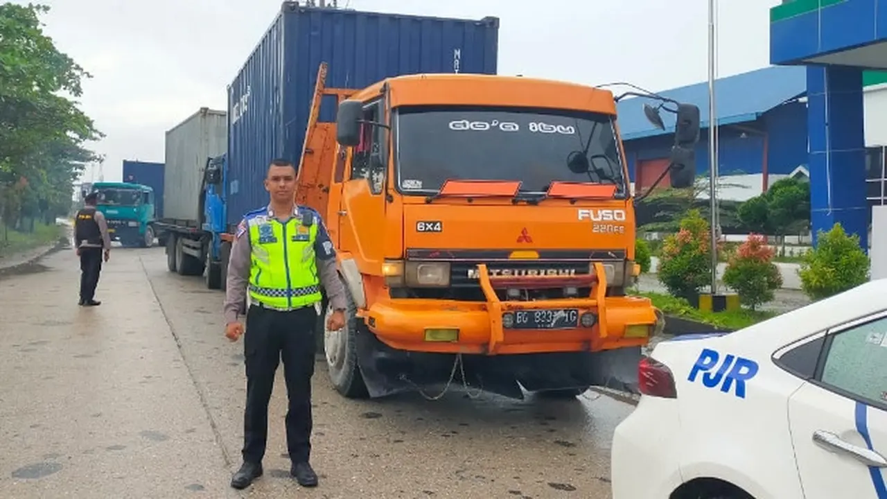 Personel Satuan Partoli Jalan Raya Direktorat Lalu Lintas Polda Riau yang mengawal truk kontainer berisi surat suara Pemilu 2024.