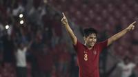 Gelandang Timnas Indonesia, Witan Sulaeman, merayakan kemenangan atas UEA pada laga AFC U-19 Championship di SUGBK, Jakarta, Selasa (24/10). Indonesia menang 1-0 atas UEA. (Bola.com/Vitalis Yogi Trisna)