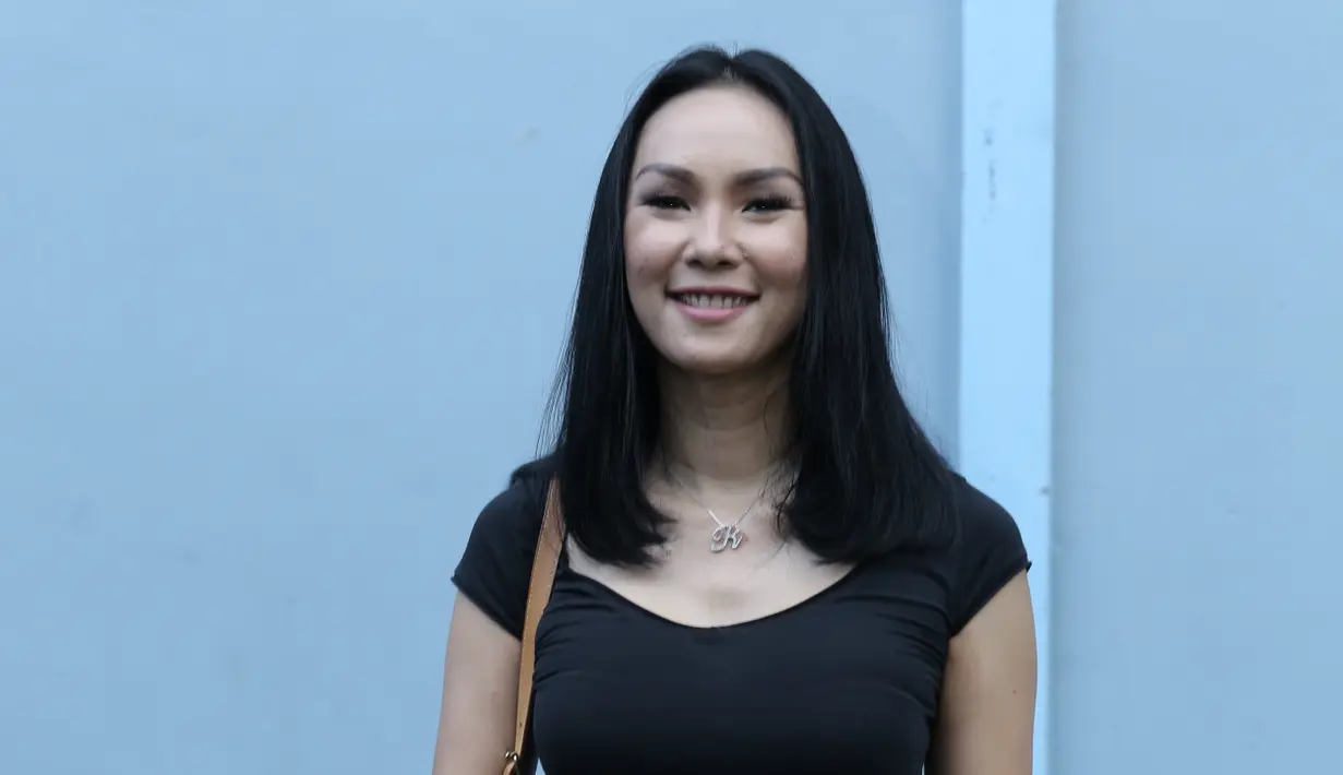 "Knp saya hubungi beliau, krn saat itu rumah saya tidak memungkinkan utk memelihara banyak anak kaki 4. Dan saya sangat percaya mas Doni bisa bantu cari pawsparent atau paling ngga bisa merawat mrk dgn baik..," lanjut Kalina. (Galih W. Satria/Bintang.com)