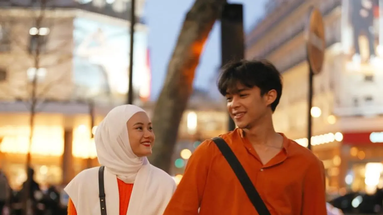 7 Potret Romantis Pasangan Artis yang Berada di Paris, Selalu Mesra