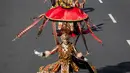 Peserta memakai kostum adat Indonesia selama parade Jember Fashion Carnaval 2017 di pulau Jawa timur (13/8). Para perancang membuat kostum dengan pengaruh tradisional Palembang, Toraja, Borneo, Papua, Lampung, Bali dan Betawi. (AFP Photo/Juni Kriswanto)