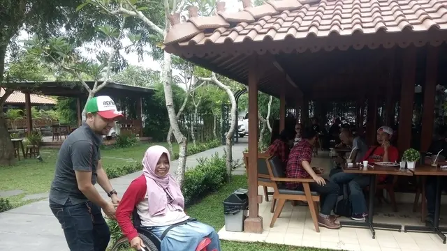 Perjalanan jauh berkendara ia lalui untuk bertemu dengan orang yang lumpuh dan memotivasi