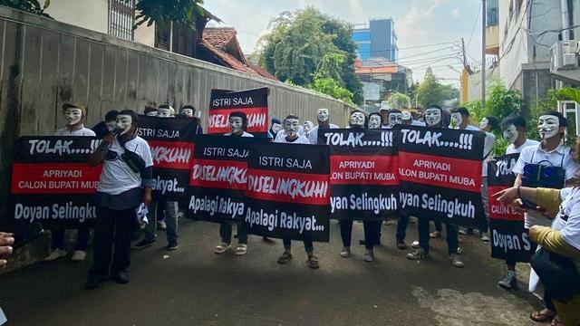Topeng-Topeng Pendemo di Kantor Golkar-PKS Jakarta Tolak Majunya Cabup di Sumsel