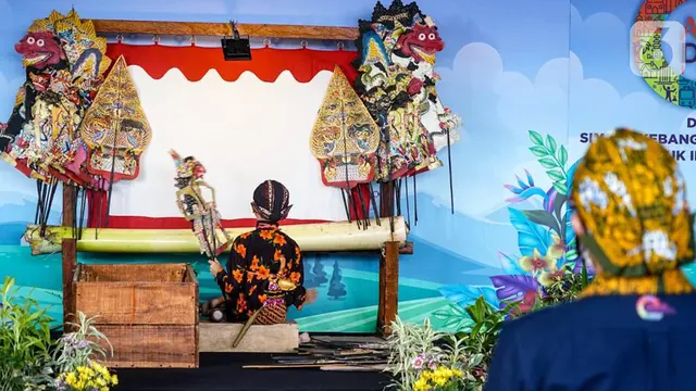 Nonton Aksi Dalang Cilik, Sandiaga Uno Beri Kejutan Ponsel