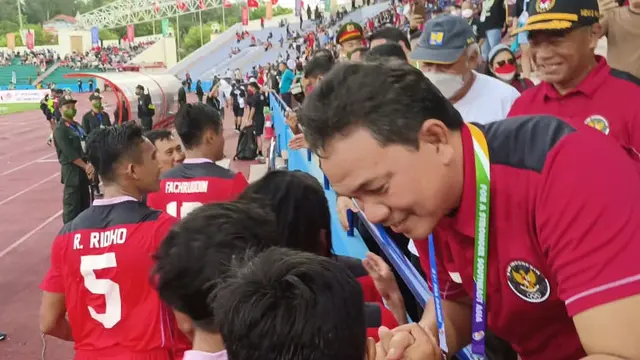 Pemain timnas Indonesia U-23 menyalami fans dan tamu VVIP