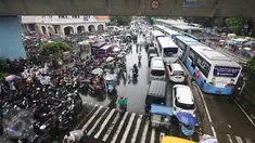 Kendaraan massa aksi 2 Desember terparkir di sepanjang Jalan Raya Pos, Jakarta, Jumat (2/12). Terbatasnya tempat parkir menyebabkan massa aksi memarkirkan kendaraan di tepi jalan, meskipun menutup arus lalu lintas. (Liputan6.com/Immanuel Antonius)