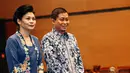 Menteri Perhubungan, Ignasius Jonan didampingi sang istri di acara serah terima jabatan Menteri Perhubungan, Jakarta, Kamis (30/10/2014). (Liputan6.com/Faizal Fanani)