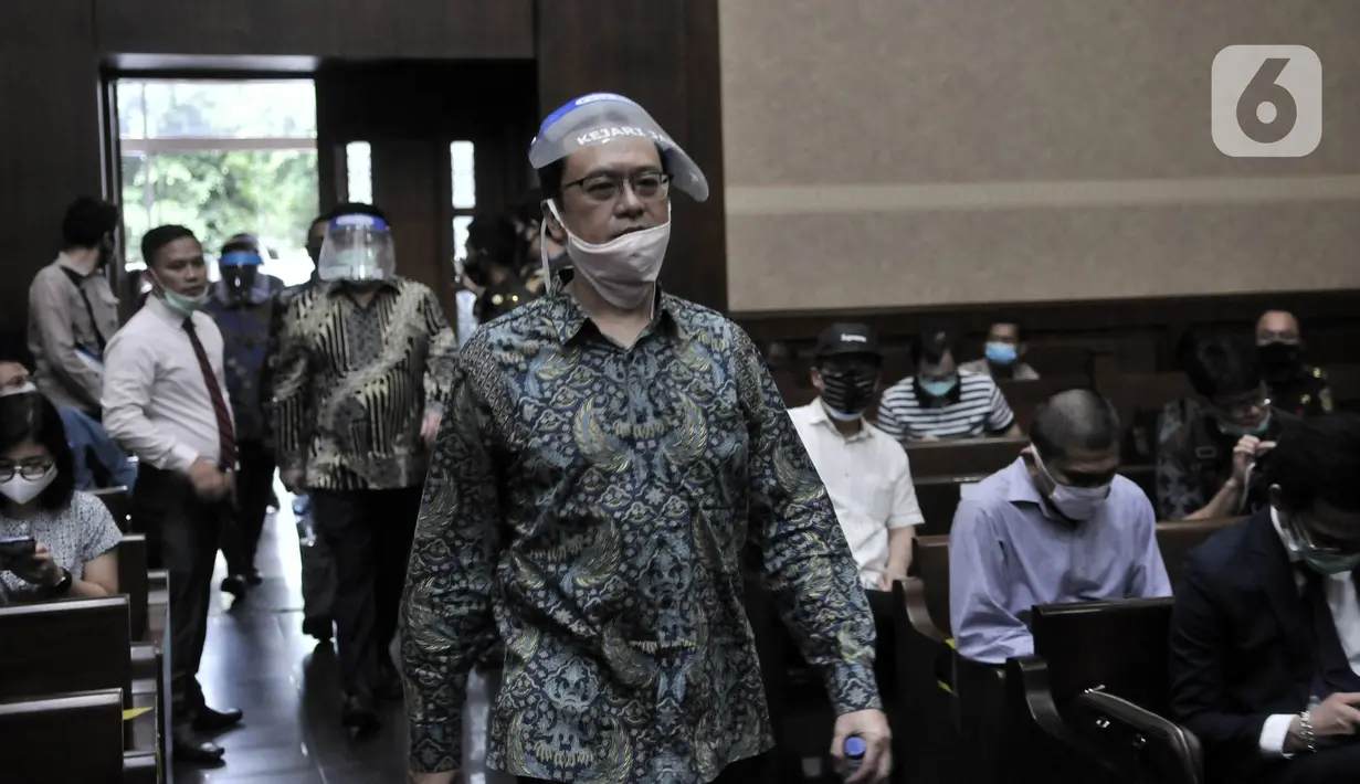 Terdakwa mengenakan masker dan face shield usai menjalani sidang perdana kasus korupsi PT Asuransi Jiwasraya di Pengadilan Tipikor, Jakarta, Rabu (3/6/2020). Sidang yang menghadirkan enam terdakwa tersebut menerapkan protokol social distancing. (merdeka.com/Iqbal S. Nugroho)