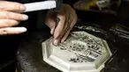 Seorang pekerja mengukir pola pada potongan perkakas emas dan perak di sebuah bengkel kerja di Kota Baimasi di Distrik Luolong, Luoyang, Provinsi Henan, China tengah (11/11/2020). (Xinhua/Han Chaoyang)