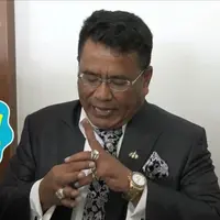 Hotman Paris Hutapea menantang Mario Teguh untuk berdebat. Jika Hotman kalah, ia sudah mempersiapkan hadiah untuk Mario.