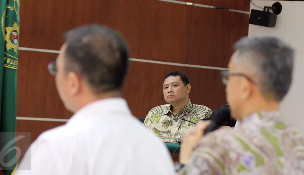 Mantan Direktur PT Bursa Berjangka Jakarta Mochammad Bihar Sakti Wibowo (tengah) menjalani sidang lanjutan terkait kasus penyuapan kepada Kepala Bappeti Syahrul Raja Sempurnajaya, di Pengadilan Tipikor, Jakarta, Senin (6/7). (Liputan6.com/Helmi Afandi)