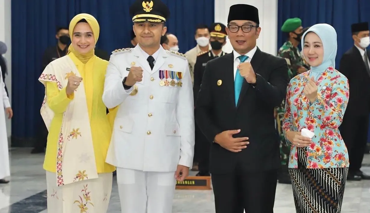 Pada akhir tahun 2022 ini Hengky Kurniawan resmi dilantik menjadi Bupati Bandung Barat, yang sebelumnya menjabat sebagai Wakil Bupati dan Plt di wilayah Bandung Barat. Ridwan Kamil, sebagai Gubernur pun melantik Hengky Kurniawan secara langsung. (Liputan6.com/IG/@sonyafatmala)