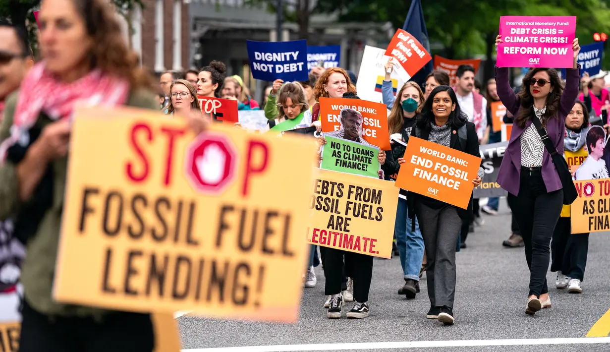 Para pengunjuk rasa berjalan kaki sambil melakukan aksi protes di sekitar lokasi Pertemuan Musim Semi IMF-Bank Dunia di Pennsylvania Ave menuju gedung International Finance Corporation pada 19 April 2024 di Washington DC. (Kent Nishimura/Getty Images North America/Getty Images via AFP)