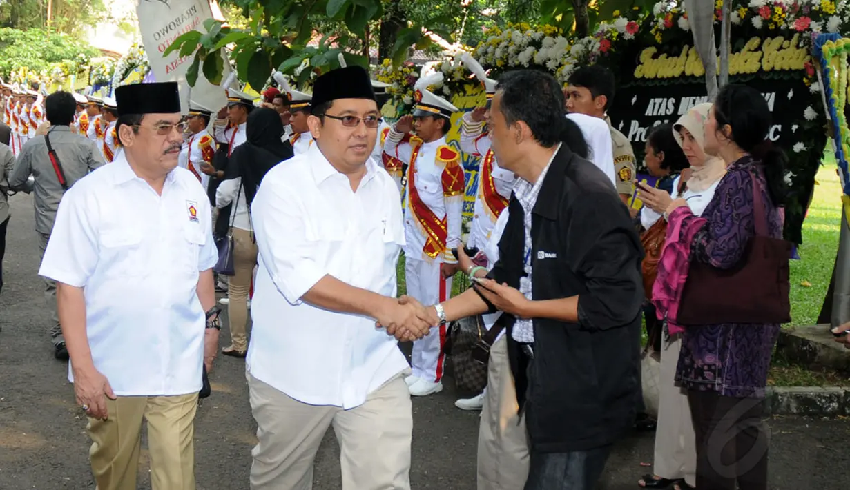 Wakil Ketua Umum Partai Gerindra, Fadli Zon (kedua dari kiri) datang ke persemayaman Alm Suhardi di DPP Partai Gerindra, (29/8/2014). (Liputan6.com/Helmi Fithriansyah)