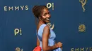 Ayo Edebiri, CHANEL Ambassador sekaligus nominasi Outstanding Lead Actress in a Comedy Series, tampil mengenakan gaun silk faille berwarna biru dengan aksen pita merah vermillon di bagian punggung. [dok. Chanel]