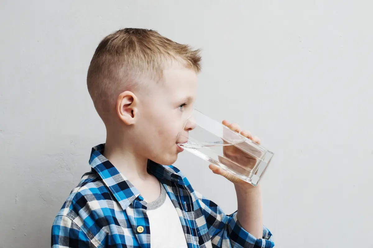Ilustrasi Anak Minum Air Putih (iStockphoto)