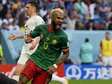 Penyerang Kamerun Eric Maxim Choupo-Moting berselebrasi setelah mencetak gol ketiga untuk timnya ke gawang Serbia pada matchday 2 Grup G Piala Dunia 2022 di Al Janoub Stadium, Senin (28/11/2022). Kamerun bisa mengejar ketertinggalannya dari Serbia. (AP Photo/Frank Augstein)