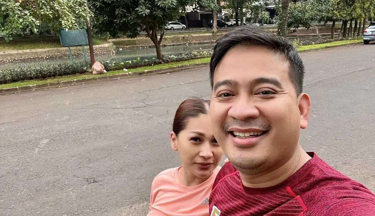 Selama menjalani biduk rumah tangga berdua, keluarga kecil Tata Janeeta dan Raden Brotoseno dikenal harmonis tanpa pernah diterpa isu miring. (FOTO: instagram.com/tatajaneetaofficial/)