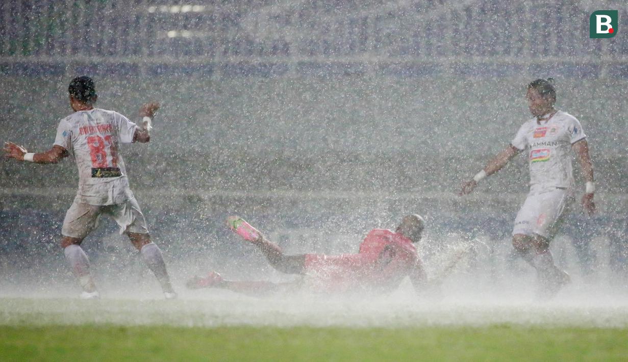 Pemain Persiraja Banda Aceh, Paulo Henrique (tengah) terjatuh saat berebut bola dengan pemain Persija Jakarta dalam laga pekan ke-6 BRI Liga 1 2021/2022 di Stadion Pakansari, Bogor, Sabtu (10/2/2021). Persiraja kalah 0-1. (Bola.com/M Iqbal Ichsan)
