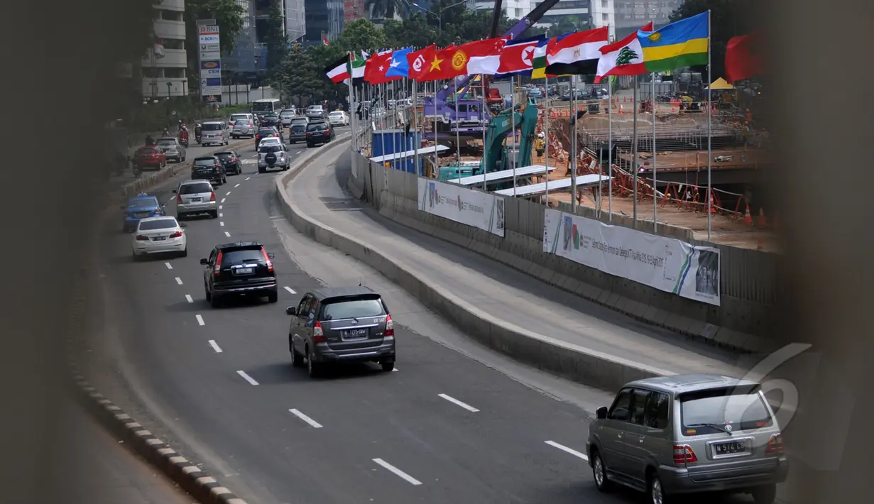 Sebuah spanduk KAA terpasang disalah satu dinding pembatas proyek MRT di kawasan Senayan, Jakarta, Jumat (17/4/2015). Pemprov DKI Jakarta mengaku sudah siap 95 persen untuk menggelar KAA. (Liputan6.com/Johan Tallo)