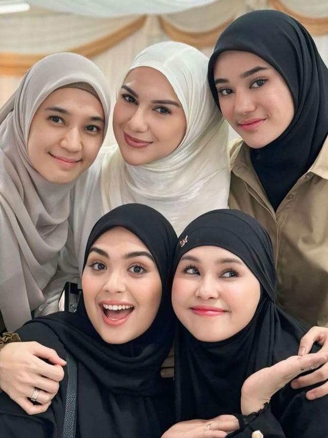 Irish Bella saat Tasyakuran Rumah Baru bersama suami. [@_irishbella_]