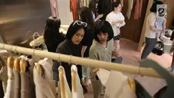 Pengunjung melihat koleksi terbaru pada pembukaan flagship store pertama DUMA Official di Jakarta, Sabtu (28/7). Di flagship store ini para pecinta fashion dapat menemukan sederet koleksi busana dengan ciri khas rancangan Duma (Liputan6.com/Faizal Fanani)