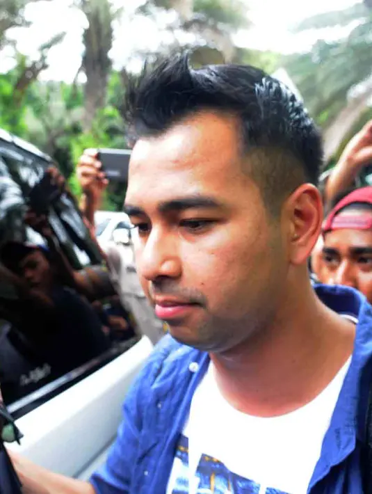 "Kapasitas saya hanya sebagai saksi, semoga masalahnya cepet selesai. Yang lead briefing kan Denny Cagur, saya jadi saksi aja. Doain masalahnya cepet selsai," ujar suami Gigi. (Adrian Putra/Bintang.com)