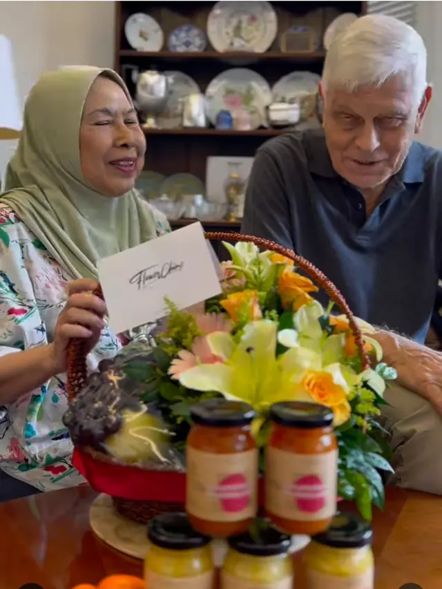 Menengok Lagi Momen Noah dan BCL Kirim Bunga untuk Kedua Orang Tua Ashraf Sinclair di Hari Anniversary Pernikahan yang ke 47 . (Instagram.com/dida_sinclair)